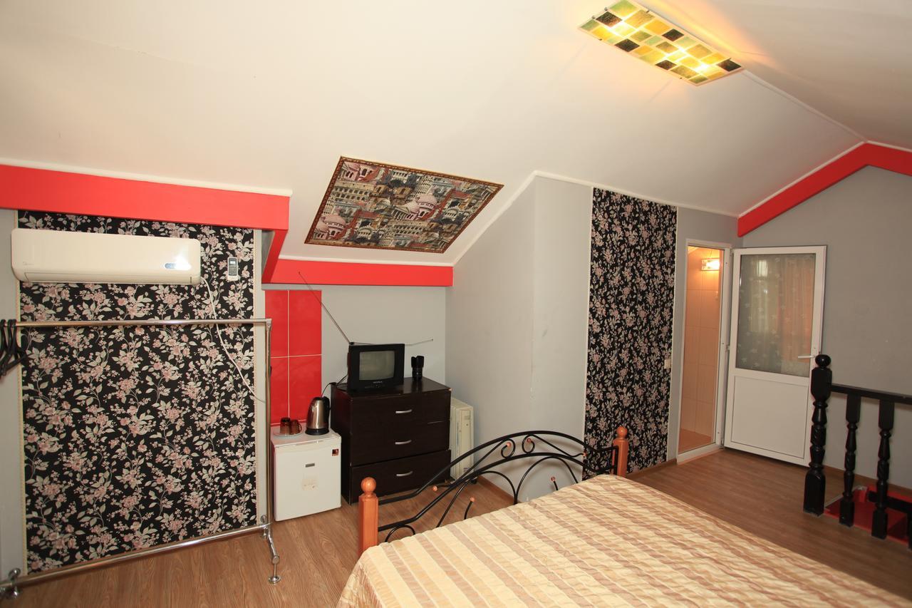 Guest House Esma Sukhumi Eksteriør billede