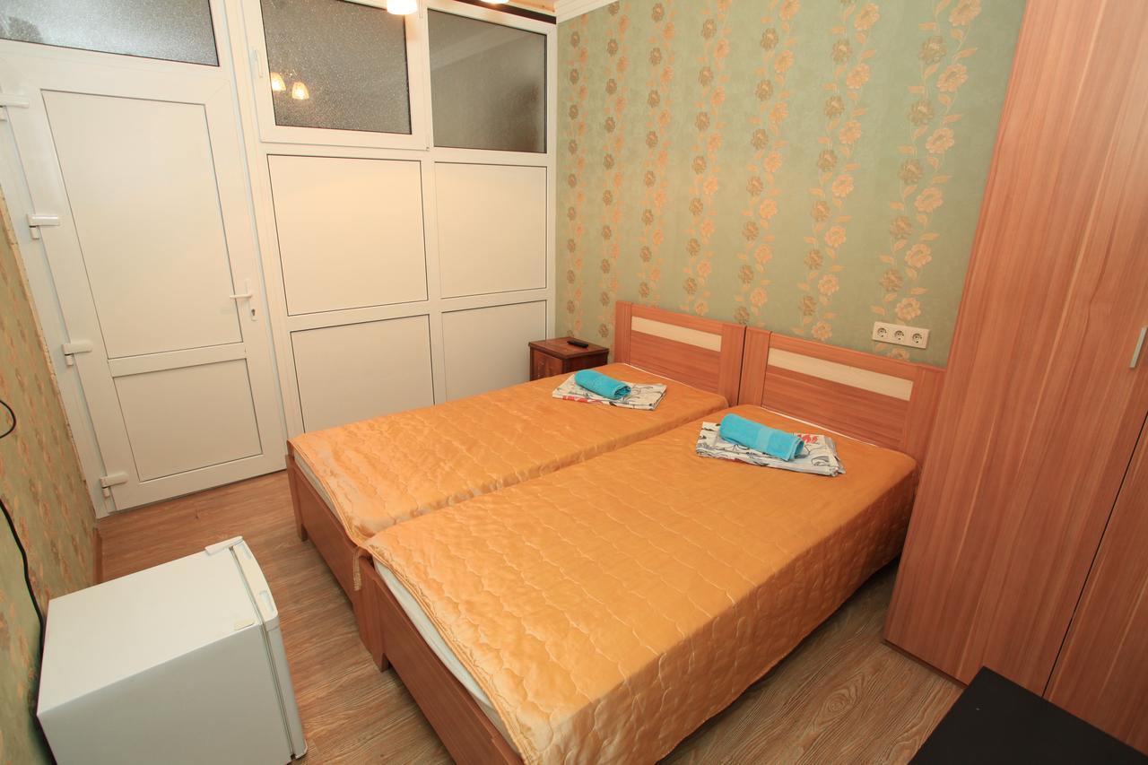 Guest House Esma Sukhumi Eksteriør billede