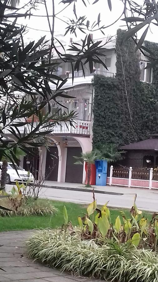 Guest House Esma Sukhumi Eksteriør billede